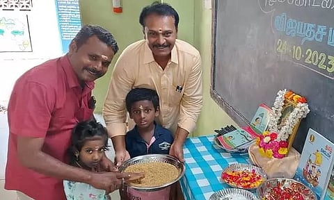 குழந்தைகளை நெல் மணிகளில் எழுத வைத்து பள்ளிகளில் சேர்ப்பு