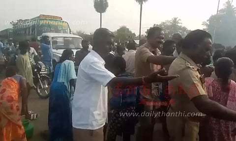 குடிநீர் கேட்டு பொதுமக்கள் மறியல்