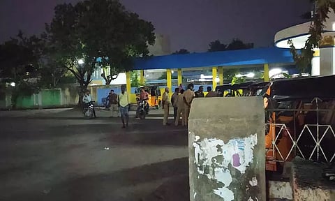 இருளில் மூழ்கிய கே.வி.குப்பம் பஸ் நிலையம்