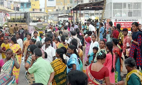 ரெயில், பஸ் நிலையங்களில் அலைமோதிய மக்கள் கூட்டம்