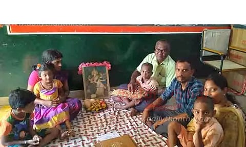 விஜயதசமியையொட்டி நெல்லில் எழுத வைத்து பள்ளிகளில் மாணவர் சேர்க்கை