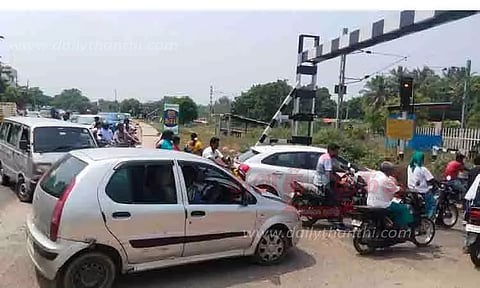 மாயனூர் ரெயில்வே கேட்டால் போக்குவரத்து நெரிசல்