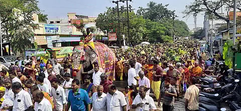 கோட்டை மாரியம்மன் கோவிலுக்கு புனிதநீர் ஊர்வலமாக கொண்டு வரப்பட்டது