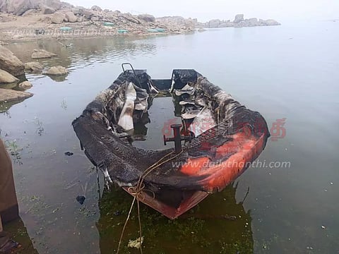 மீன்வளத்துறை விசைப்படகுக்கு தீவைப்பு