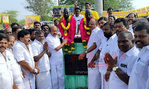 மருது பாண்டியர் சிலைக்கு மாலை அணிவிப்பு