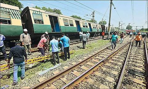 ஆவடியில் பரபரப்பு மின்சார ரெயில் தடம் புரண்டது