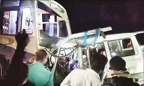 அரசு பஸ் - கார் மோதல்; 8 பேர் பலி