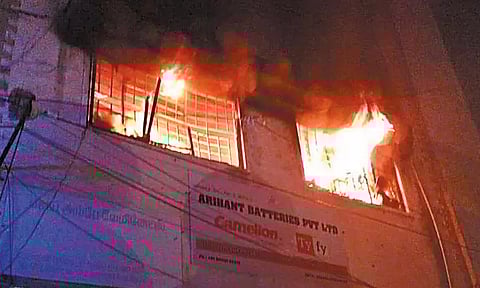 பெரியமேட்டில் மின்விளக்கு விற்பனை கடையில் தீ விபத்து