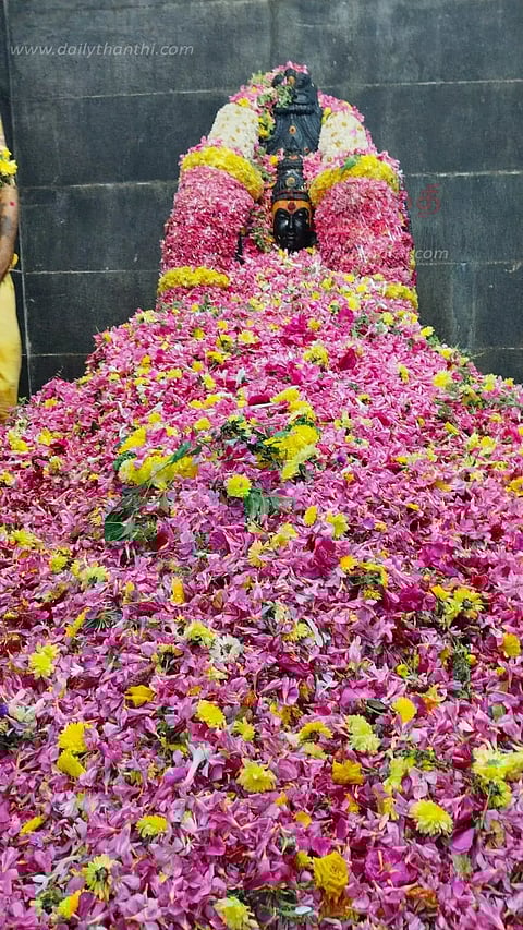 ராசிபுரத்தில் நித்திய சுமங்கலி மாரியம்மன் கோவில் தேர்த்திருவிழா தொடக்கம்