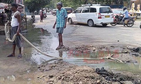 சாலையில் பெருக்கெடுத்து ஓடிய கழிவுநீர்