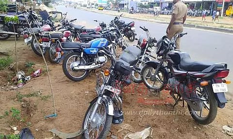 மத போதகர் ஓட்டி வந்த கார் மோதி 12 மோட்டார் சைக்கிள்கள் சேதம்