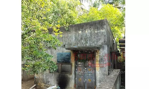 சேதமடைந்த கட்டிடத்தில் அங்கன்வாடி மையம்