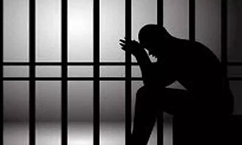 கள்ளக்காதலி உள்பட 2 பேர் சிறையில் அடைப்பு