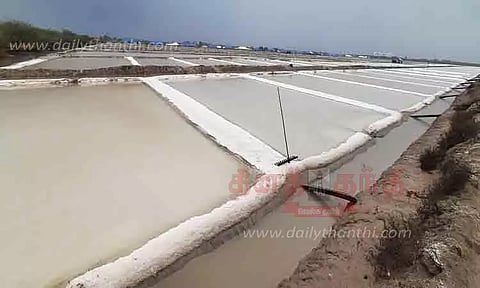 தேவிபட்டினம் அருகே பாத்திகளில் தேங்கிய மழைநீரால் உப்பு உற்பத்தி பாதிப்பு