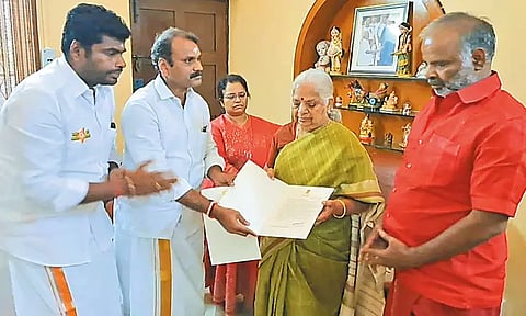 பங்காரு அடிகளார் மறைவு; பிரதமர் மோடியின் இரங்கல் கடிதத்தை வழங்கிய மத்திய மந்திரி