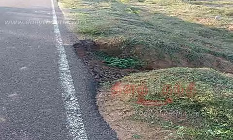 தொண்டி அருகே மண்அரிப்பால் சேதமடைந்த சாலை