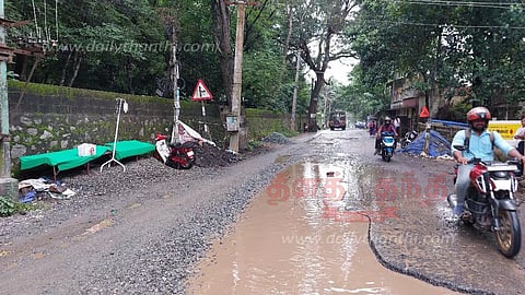 சாலையை சீரமைக்கக்கோரி நூதன முறையில் பொதுமக்கள் எதிர்ப்பு