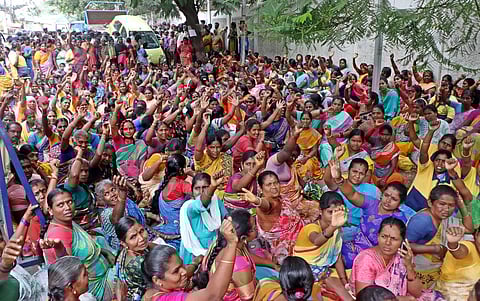 கலெக்டர் அலுவலகத்தை முற்றுகையிட்டஒப்பந்த தூய்மை பணியாளர்கள்