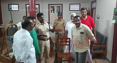 வீட்டின் கதவை உடைத்து 52 பவுன் நகைகள், ரூ.2 லட்சம் கொள்ளை