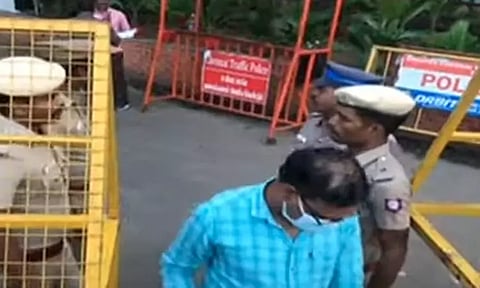 பெட்ரோல் குண்டு வீச்சு சம்பவம் - கவர்னர் மாளிகை சார்பில் போலீஸ் கமிஷனரிடம் புகார் மனு