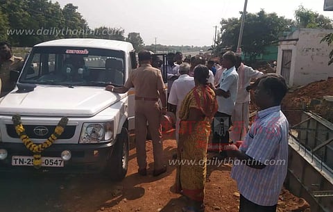 அடிப்படை வசதிகள் செய்து தரக்கோரிபொதுமக்கள் சாலை மறியலில் ஈடுபட முயற்சி