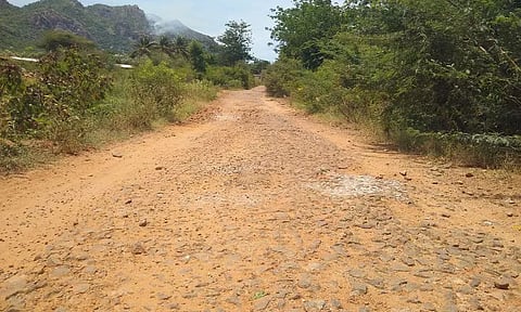 மயிலாடும்பாறை அருகே சேதமடைந்த சாலையால் பொதுமக்கள் அவதி