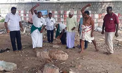 வேளாண்மை கல்லூரி அமைய வேண்டி விவசாயிகள் கோவிலில் தேங்காய் உடைத்து வழிபாடு