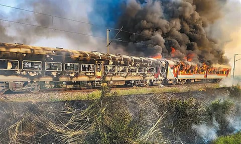 ஆக்ராவில் எக்ஸ்பிரஸ் ரெயிலில் திடீர் தீ விபத்து..!! 9 பேர் காயம் எனத் தகவல்