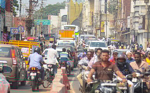 ராஜராஜசோழன் சிலைக்கு மரியாதை செலுத்த அதிகரித்து வரும் அமைப்புகள்