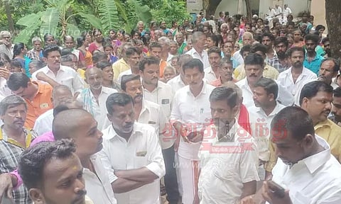 உசிலம்பட்டி அருகே கோவில் நில ஆக்கிரமிப்பை அகற்றக்கோரி 13 கிராம மக்கள் மனு