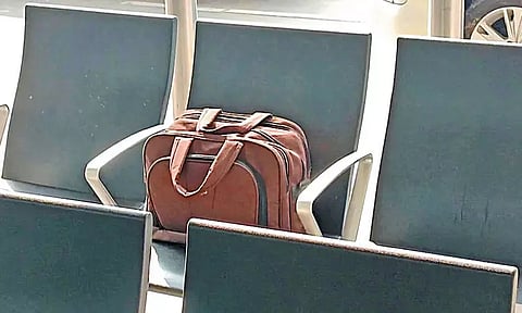 சென்னை விமான நிலையத்தில் கேட்பாரற்று கிடந்த பையால் வெடிகுண்டு பீதி