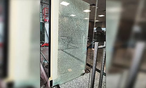 சென்னை விமான நிலையத்தில் கண்ணாடி கதவு நொறுங்கியதால் பரபரப்பு