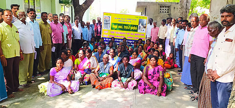 முற்றுகை போராட்டத்தில் ஈடுபட வந்த துப்புரவு பணியாளர்கள்