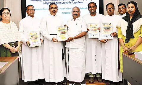 தொன்மையான தேவாலயங்களுக்கு பழுதுபார்த்தல், புனரமைத்தலுக்கான நிதியுதவி - ஆலய நிர்வாகிகளிடம் அமைச்சர் செஞ்சி மஸ்தான் வழங்கினார்