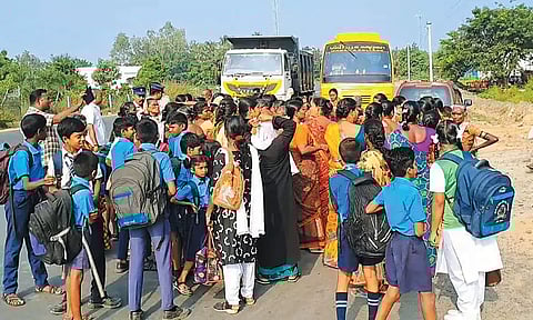 பாலூர் அருகே நிறுத்தத்தில் அரசு பஸ்கள் நிற்காததை கண்டித்து மறியல்