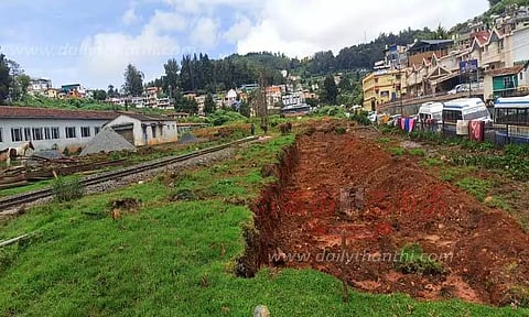 சதுப்பு நிலத்தில் மேம்பாட்டு பணிகளுக்கு சுற்றுச்சூழல் ஆர்வலர்கள் எதிர்ப்பு