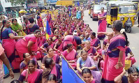 சத்துணவு, அங்கன்வாடி ஊழியர்கள் சாலை மறியல்