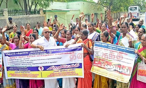 சத்துணவு ஊழியர்கள் சாலை மறியல்