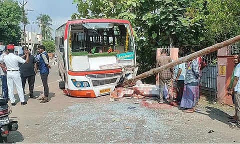 தறிகெட்டு ஓடிய தனியார் பஸ் மின்கம்பத்தில் மோதியது