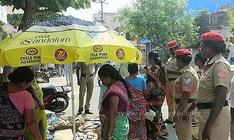 அனுமதியின்றி மீன் விற்ற 10 கடைகள் அகற்றம்