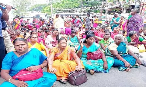 சத்துணவு ஊழியர்கள் சாலை மறியல்; 133 பேர் கைது