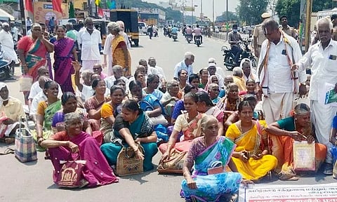 காலை சிற்றுண்டி திட்டத்தை வழங்கக்கோரி சத்துணவு, அங்கன்வாடி ஊழியர்கள் சாலை மறியல்-60 பேர் கைது