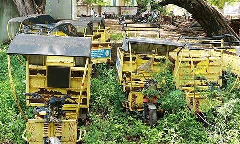 கோலியனூர் ஒன்றியத்தில் பயன்பாடின்றி நிற்கும் குப்பை சேகரிக்கும் பேட்டரி வாகனங்கள்