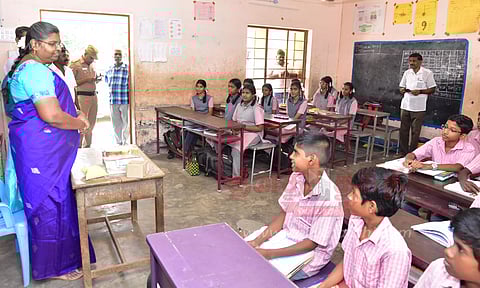 மாணவ, மாணவிகள் 100 சதவீதம்தேர்ச்சி பெற வேண்டும்