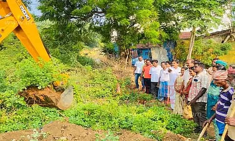 மானாமதுரையில் கழிவுநீர் கால்வாய் தூர்வாரும் பணி