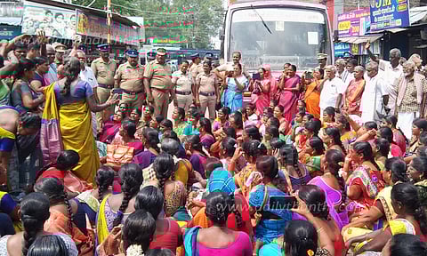 சத்துணவு, அங்கன்வாடி ஊழியர்கள் சாலை மறியல்; 400 பேர் கைது