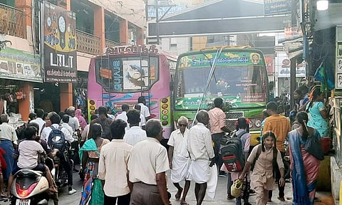 ஒருவழிப்பாதையில் வந்த பஸ்சால் கடும் போக்குவரத்து நெரிசல்