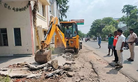 சைலோம் பகுதியில் சாலையோர ஆக்கிரமிப்புகள் அகற்றம்