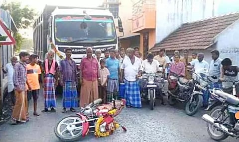 லாரிகளை சிறைபிடித்து பொதுமக்கள் போராட்டம்