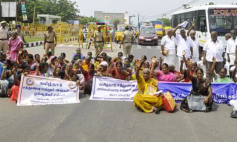 சத்துணவு-அங்கன்வாடி ஊழியர்கள், ஓய்வூதியர்கள் சாலை மறியல்
